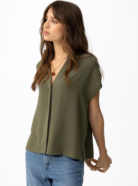 Relaxed green short-sleeved shirt